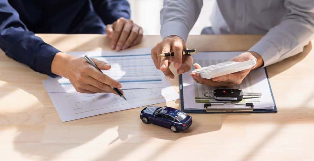 Composition géométrique abstraite montrant une bande rouge obstruant un rectangle bleu, symbolisant la franchise d'assurance comme obstacle à l'indemnisation complète